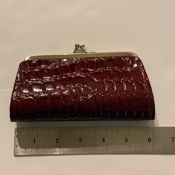 Elegant Burgundy Crocodile-Embossed Clutch Kiss Lock Closure. Faux Leather - Picture 10 of 11